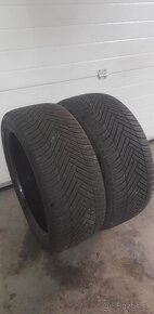 245/40 R19 - 2