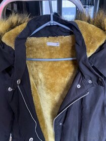 Dámska čierna bunda s kapucňou a kožušinou - 2