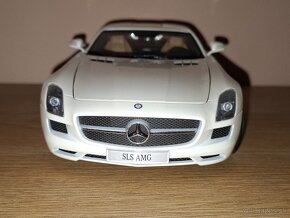 MERCEDES-BENZ SLS AMG 1:18 Minichamps - 2