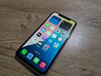 Iphone 11 128gb biely v super stave na displeji nieje ani je - 2