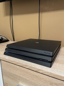 PS4 Pro 1TB + 2 ovládače - 2