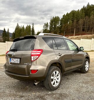 TOYOTA RAV4,r.v 2011, benzín,automat,4x4 - 2