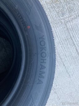 225/60 r17 YOKOHAMA advan - 2