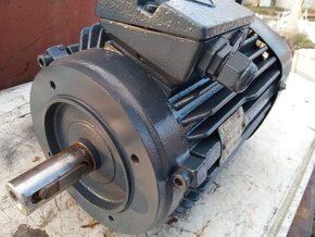 Elektromotor 2,2kW , 950ot. prírubový - 2