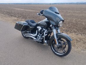 Harley Davidson FLHX Street Glide - 2