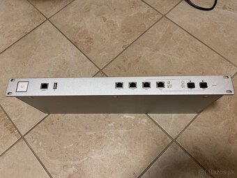 Ubiquiti UniFi Security Gateway USG-PRO-4 - 2