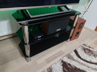 sklenený stolík pod TV - 2