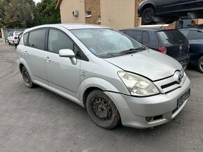 Lacno rozpredám Toyota Corolla Verso 2004-2010 na náhradné d - 2