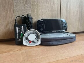 PSP 3004 (funkčné ale na diely) + Assassins Creed - 2