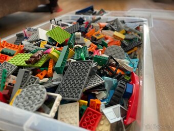 Predám 12 kg LEGO – mix dielikov, špeciálnych častí a minifi - 2