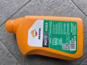 Predám 2 l oleja Honda Repsol 15w-50 - 2