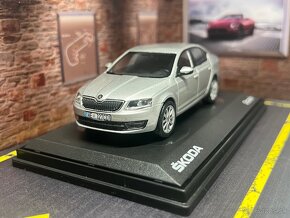 Škoda Octavia III 1:43 - strieborná, tónované sklá, EVČ - 2