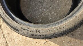 225/40 R18 - 2