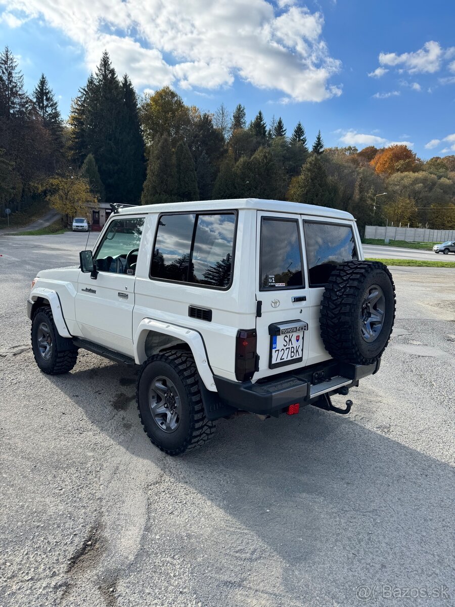 Toyota Land Cruiser HZJ 71