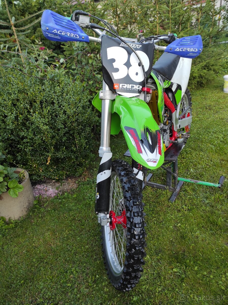 Predám Kawasaki kxf 250 (full akrapovič) stojan a oblečenie