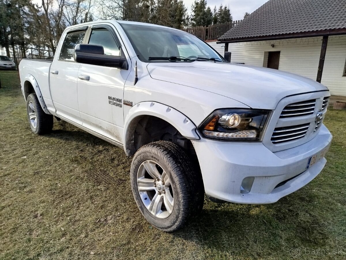 Dodge RAM 1500 5.7 V8 , SPORT , 4x4 , full vybava 2017