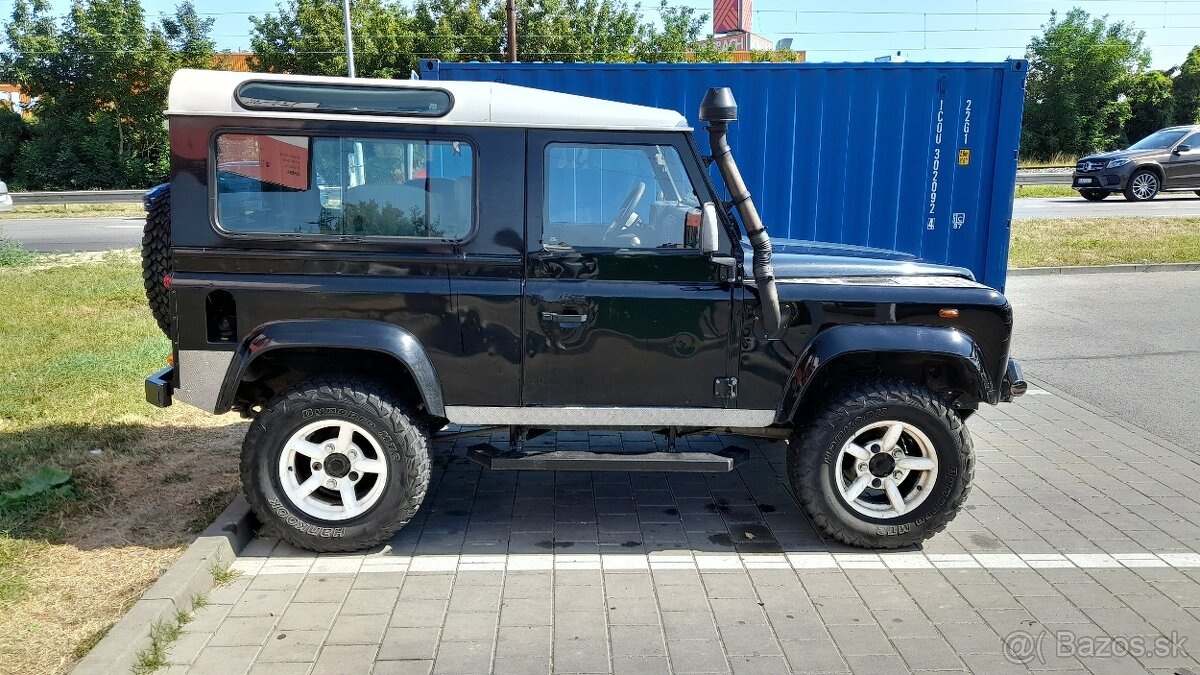 Land Rover Defender 2.5 D 90 kw M5 1.maj,150000km SR