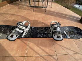 Snowboard Burton s Mission viazaním - 3