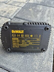 Predám nabíjačku DeWALT DCB105 - 3