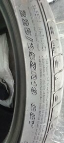 225/35 R19 - 3