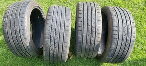 255/40 R19 - 3