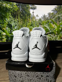 Jordan 4 Metallic Silver - 3