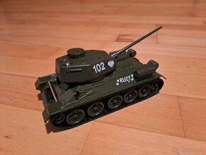 Tank T-34-85 1:43 (Štyria tankisti a pes) - 3