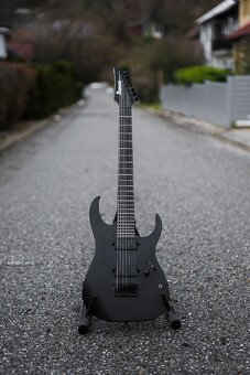 Ibanez RGIXL7 – 7-strunová baritónová gitara
 - 3