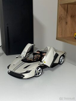 Ferrari SP3 Daytona 1:18 Bburago - 3