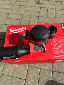 MILWAUKEE M18™ Aku vibračná brúska 113 x 104 mm - 3