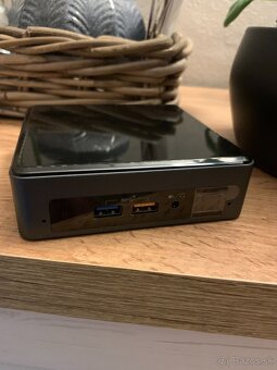 Intel NUC  model NUC8i7BEK - 3