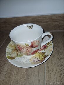 Nová porcelánová šálka s podšálkou Gentle Roses Footed - 3