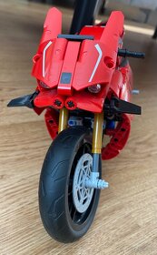 - - - LEGO Technic - Ducati Corse V4 R (42107) - - - - 3