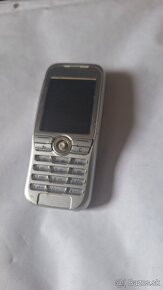 Sony Ericsson K500i top stav s nabijackou - 3