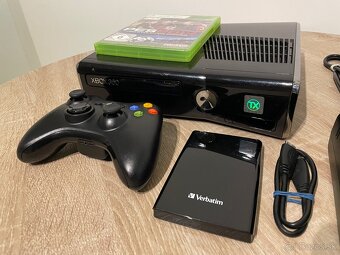 XBOX 360 Slim 250GB + externé 2TB HDD verbatim + controller - 3