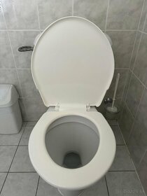 WC, umyvadlo, rebrinový radiátor - 3