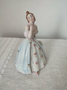 Royal dux žena s kvetinou porcelánová soška - 3