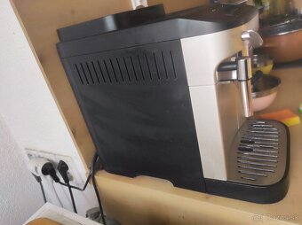 Predám de` Longhi Magnifica Evo ECAM - 3