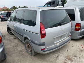 Lacno rozpredám Peugeot 807 na náhradné diely - 3