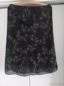 Čierna sukňa s potlačou kvetov -veľkosť 38 - 3