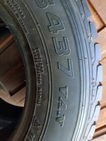 Predám 2x zimné pneumatiky Falken215/70 r15c - 3