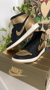 Nike Air Jordan 1 Retro High / BLACK and GOLD - 3