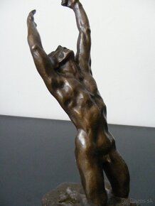 Bronzová soška – Auguste Rodin – Muž so vztýčenými rukami - 3