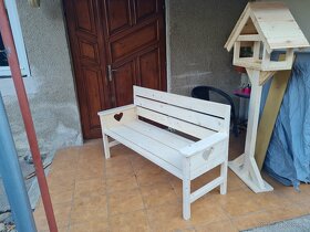 Krásna drevená záhradná lavička – ideálna na relax - 3