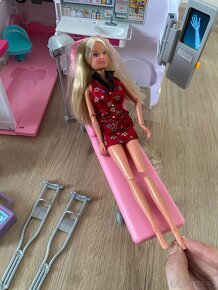 Barbie sanitka s barbinami - 3