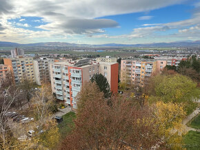 Veľký 3 izbový byt s balkónom 79 m2 J. Halašu Trenčín - Juh - 3