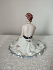 Royal dux dáma s kyticou porcelánová soška - 3