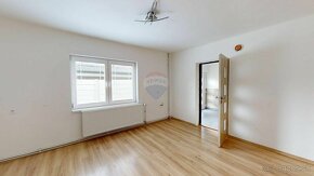 REMAX ponúka na predaj  5 izb. RD s pozemkom, cez ktorý teči - 3