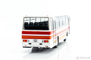 Ikarus 256, bielo/červený, "Kraftverkehr Zittau",mierka 1:43 - 3