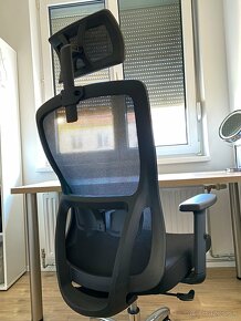 Nastaviteľná ergonomická kancelárska stolička - 3